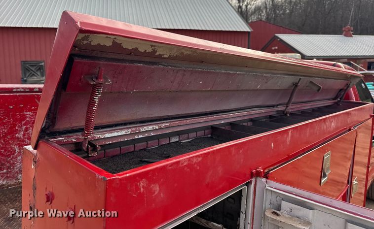 image for item DW6724 2005 GMC Sierra 2500HD utility bed pickup truck