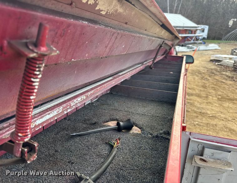 image for item DW6724 2005 GMC Sierra 2500HD utility bed pickup truck