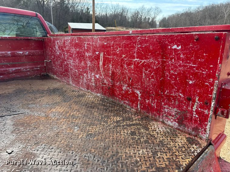 image for item DW6724 2005 GMC Sierra 2500HD utility bed pickup truck