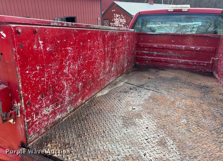 image for item DW6724 2005 GMC Sierra 2500HD utility bed pickup truck