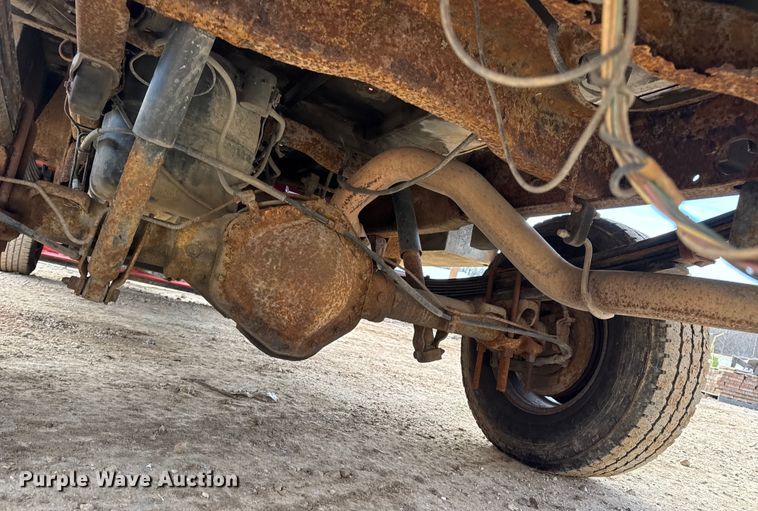 image for item DW6724 2005 GMC Sierra 2500HD utility bed pickup truck