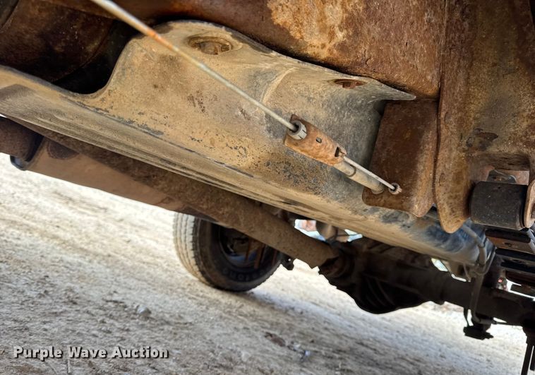 image for item DW6724 2005 GMC Sierra 2500HD utility bed pickup truck