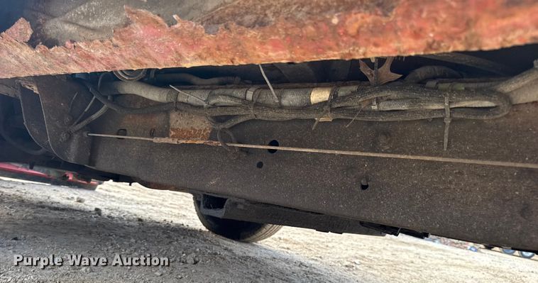 image for item DW6724 2005 GMC Sierra 2500HD utility bed pickup truck