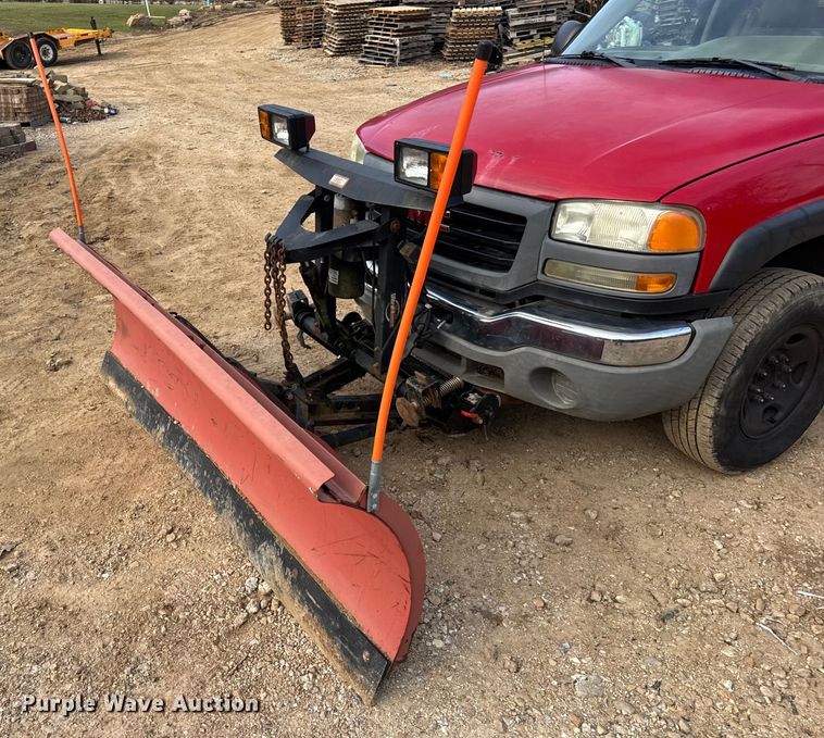 image for item DW6724 2005 GMC Sierra 2500HD utility bed pickup truck