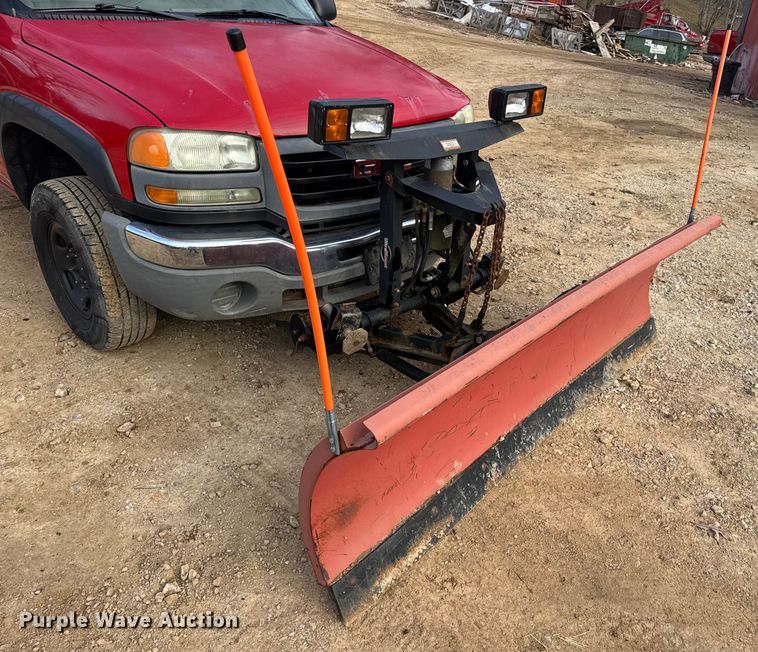 image for item DW6724 2005 GMC Sierra 2500HD utility bed pickup truck