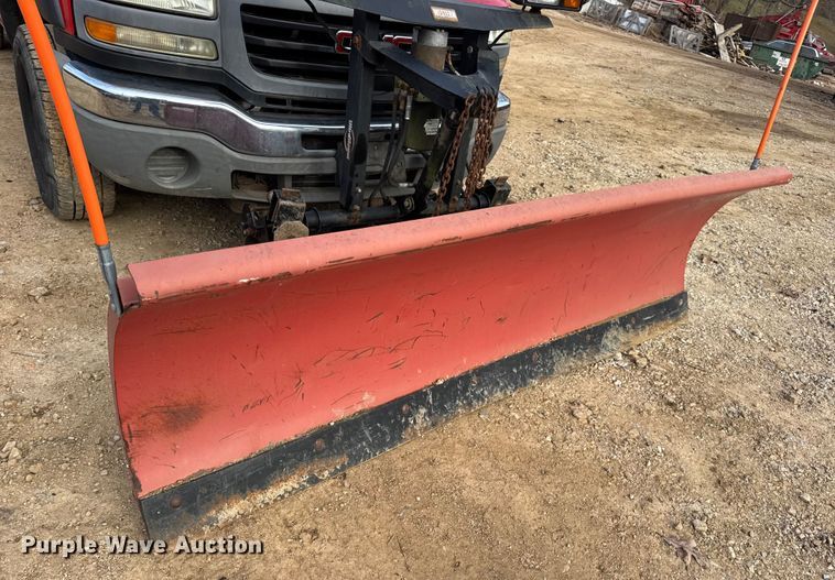 image for item DW6724 2005 GMC Sierra 2500HD utility bed pickup truck