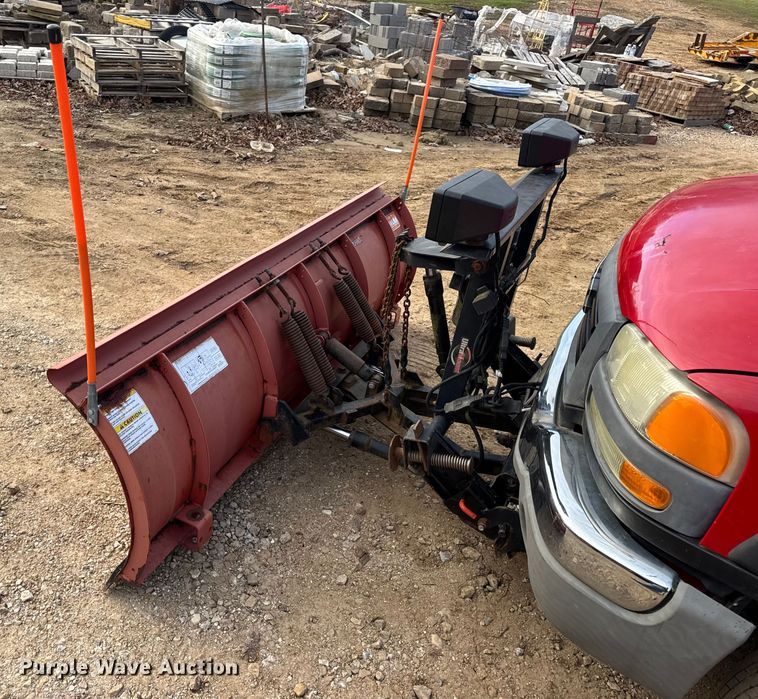 image for item DW6724 2005 GMC Sierra 2500HD utility bed pickup truck