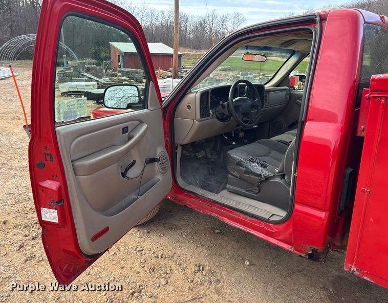 image for item DW6724 2005 GMC Sierra 2500HD utility bed pickup truck