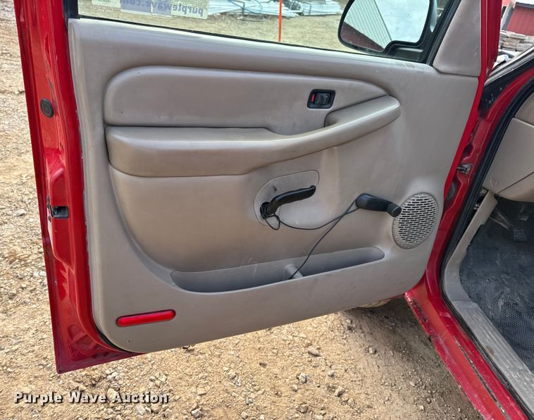 image for item DW6724 2005 GMC Sierra 2500HD utility bed pickup truck