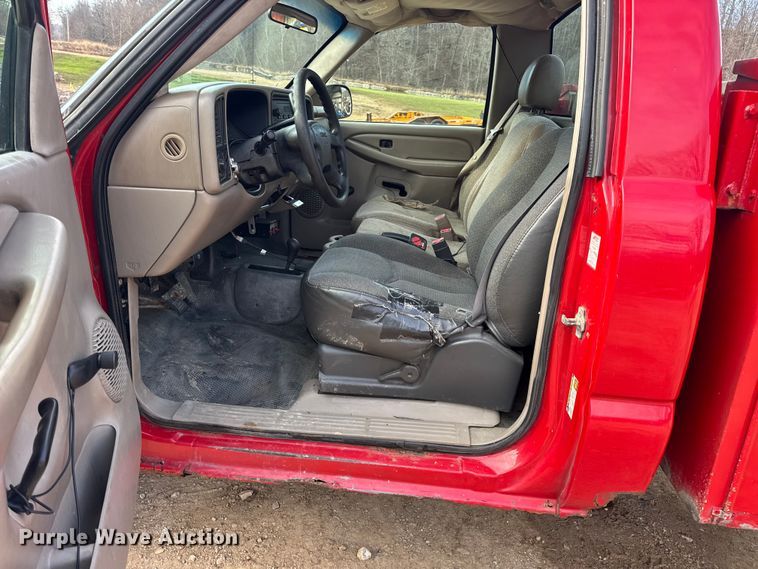 image for item DW6724 2005 GMC Sierra 2500HD utility bed pickup truck