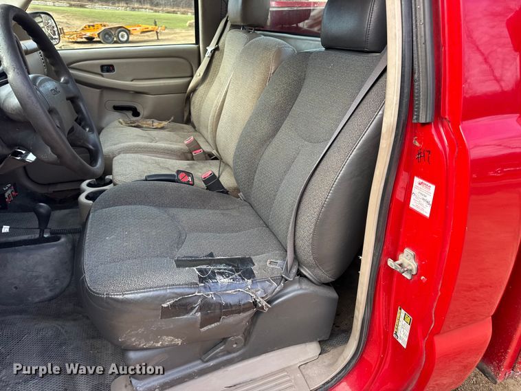 image for item DW6724 2005 GMC Sierra 2500HD utility bed pickup truck