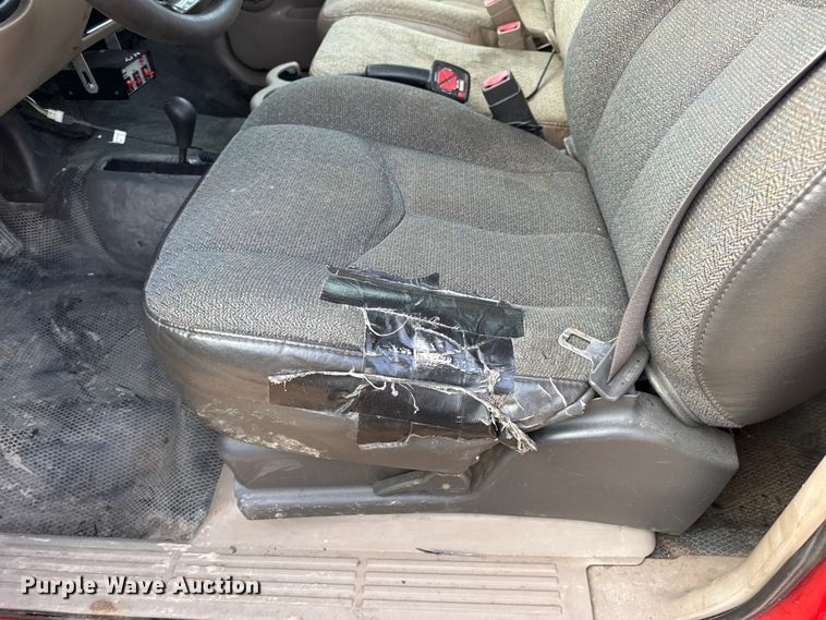 image for item DW6724 2005 GMC Sierra 2500HD utility bed pickup truck