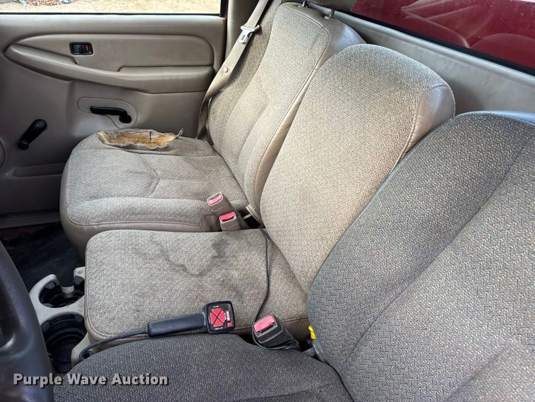 image for item DW6724 2005 GMC Sierra 2500HD utility bed pickup truck