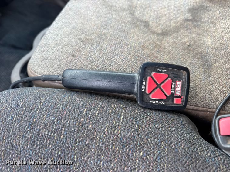 image for item DW6724 2005 GMC Sierra 2500HD utility bed pickup truck