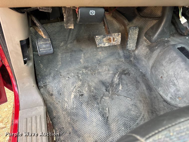 image for item DW6724 2005 GMC Sierra 2500HD utility bed pickup truck