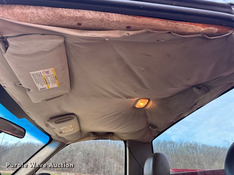 image for item DW6724 2005 GMC Sierra 2500HD utility bed pickup truck