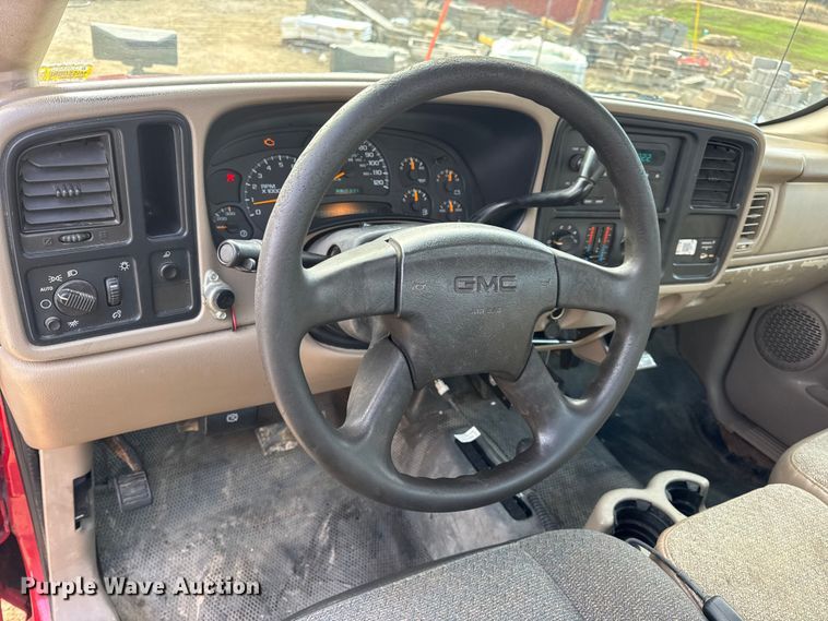 image for item DW6724 2005 GMC Sierra 2500HD utility bed pickup truck