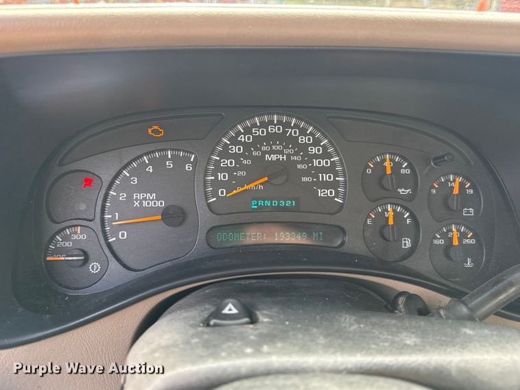 image for item DW6724 2005 GMC Sierra 2500HD utility bed pickup truck