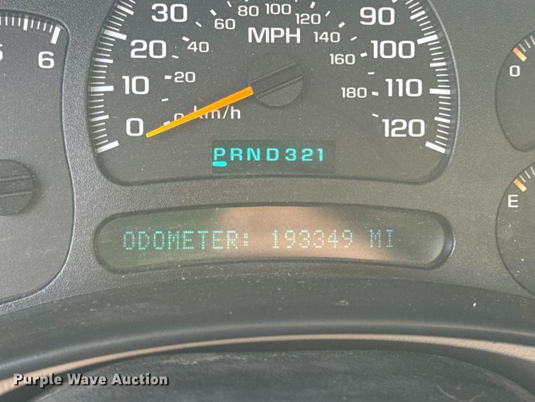 image for item DW6724 2005 GMC Sierra 2500HD utility bed pickup truck