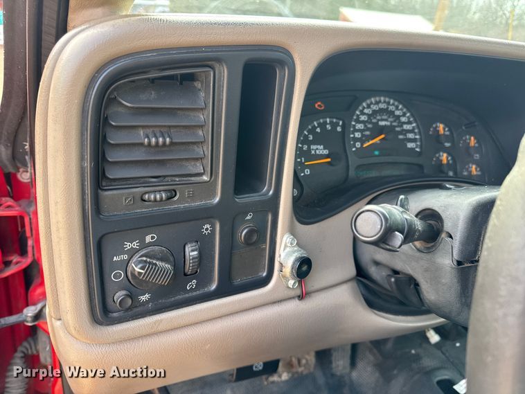 image for item DW6724 2005 GMC Sierra 2500HD utility bed pickup truck