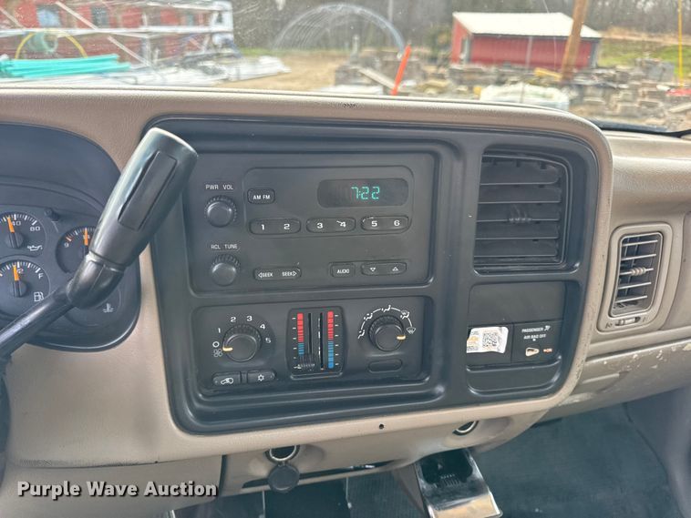 image for item DW6724 2005 GMC Sierra 2500HD utility bed pickup truck