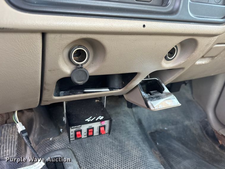 image for item DW6724 2005 GMC Sierra 2500HD utility bed pickup truck