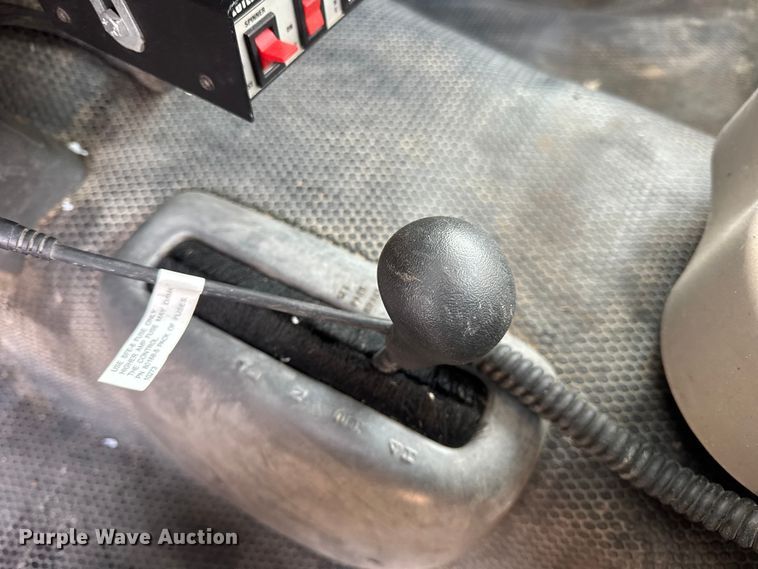 image for item DW6724 2005 GMC Sierra 2500HD utility bed pickup truck