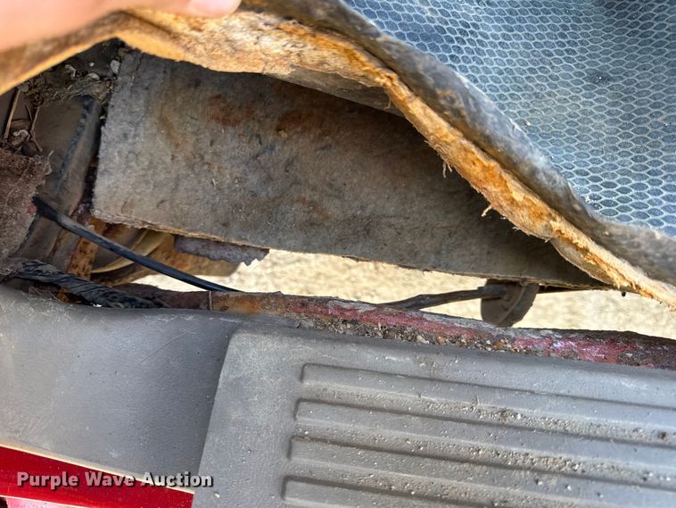 image for item DW6724 2005 GMC Sierra 2500HD utility bed pickup truck