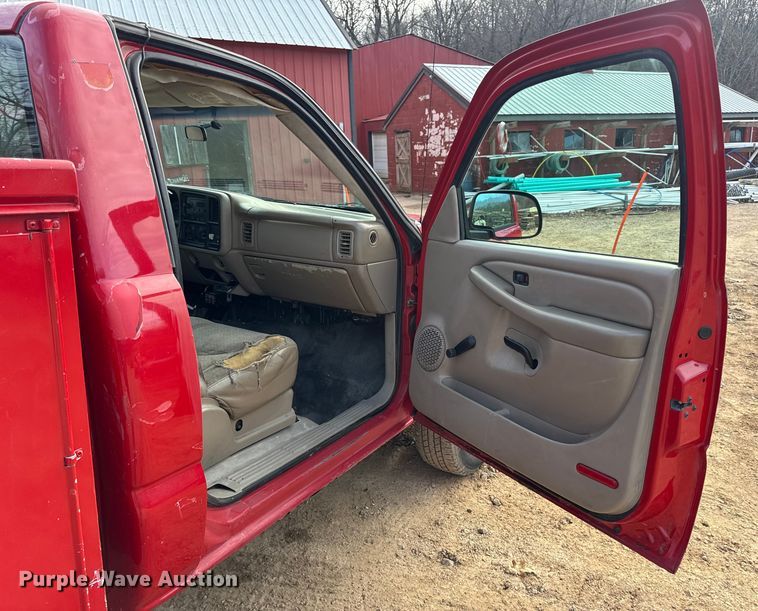 image for item DW6724 2005 GMC Sierra 2500HD utility bed pickup truck