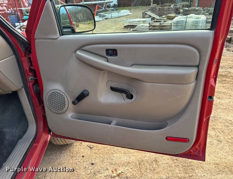 image for item DW6724 2005 GMC Sierra 2500HD utility bed pickup truck