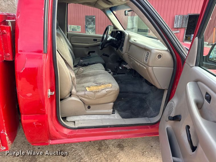 image for item DW6724 2005 GMC Sierra 2500HD utility bed pickup truck