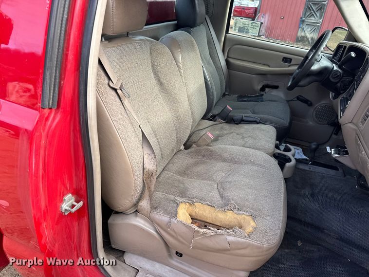 image for item DW6724 2005 GMC Sierra 2500HD utility bed pickup truck