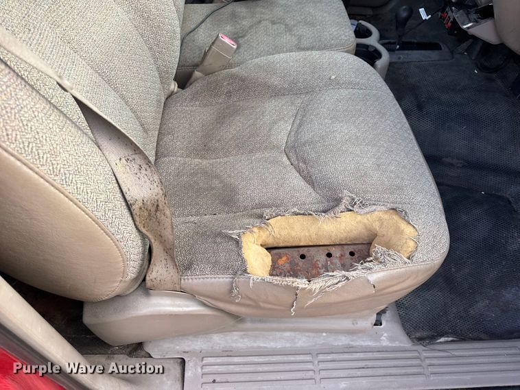 image for item DW6724 2005 GMC Sierra 2500HD utility bed pickup truck