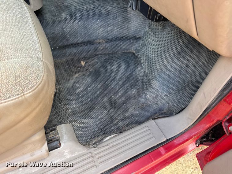 image for item DW6724 2005 GMC Sierra 2500HD utility bed pickup truck