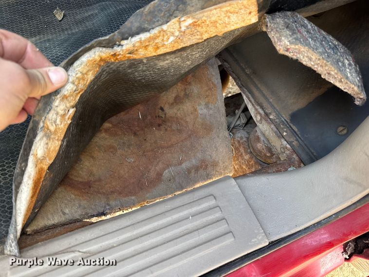 image for item DW6724 2005 GMC Sierra 2500HD utility bed pickup truck