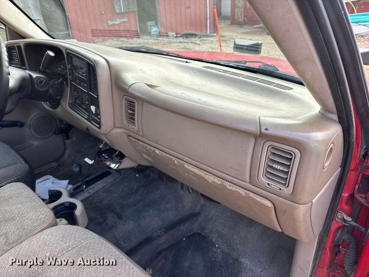 image for item DW6724 2005 GMC Sierra 2500HD utility bed pickup truck