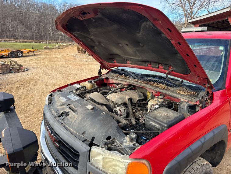 image for item DW6724 2005 GMC Sierra 2500HD utility bed pickup truck