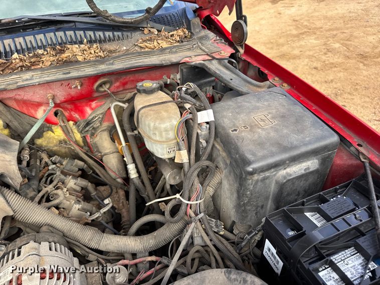 image for item DW6724 2005 GMC Sierra 2500HD utility bed pickup truck