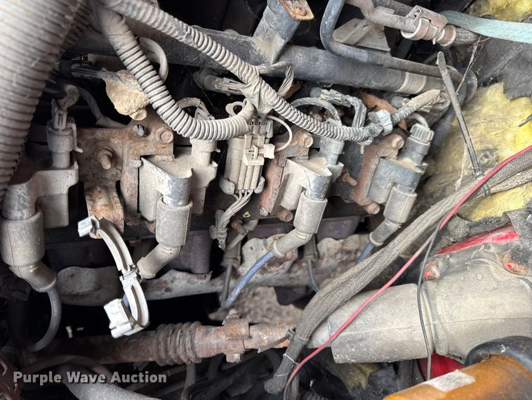 image for item DW6724 2005 GMC Sierra 2500HD utility bed pickup truck