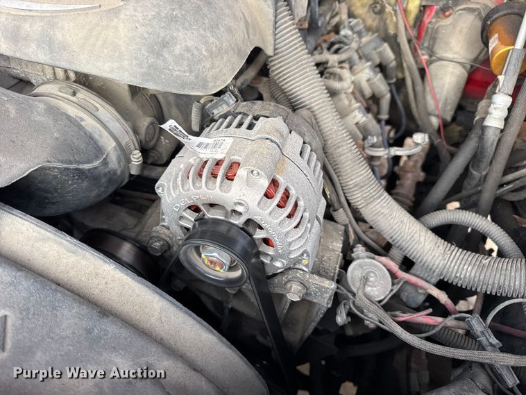 image for item DW6724 2005 GMC Sierra 2500HD utility bed pickup truck