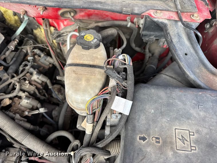 image for item DW6724 2005 GMC Sierra 2500HD utility bed pickup truck