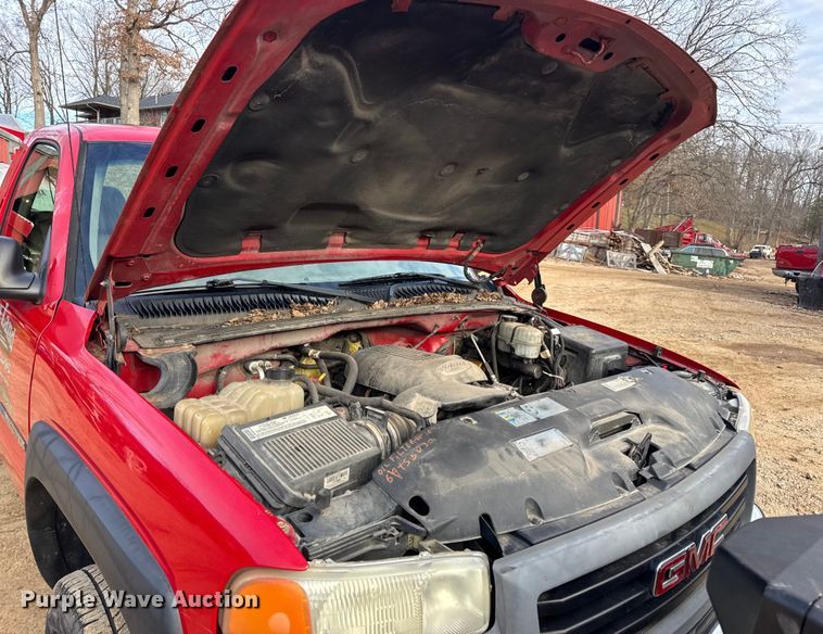 image for item DW6724 2005 GMC Sierra 2500HD utility bed pickup truck