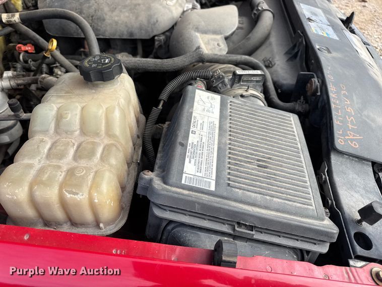 image for item DW6724 2005 GMC Sierra 2500HD utility bed pickup truck