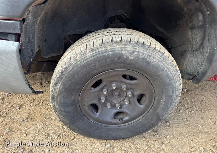 image for item DW6724 2005 GMC Sierra 2500HD utility bed pickup truck