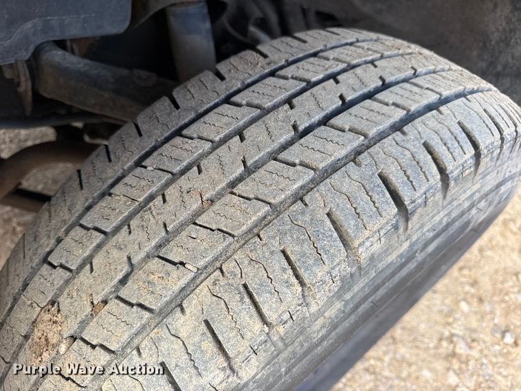 image for item DW6724 2005 GMC Sierra 2500HD utility bed pickup truck