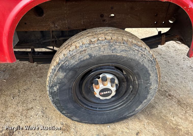 image for item DW6724 2005 GMC Sierra 2500HD utility bed pickup truck