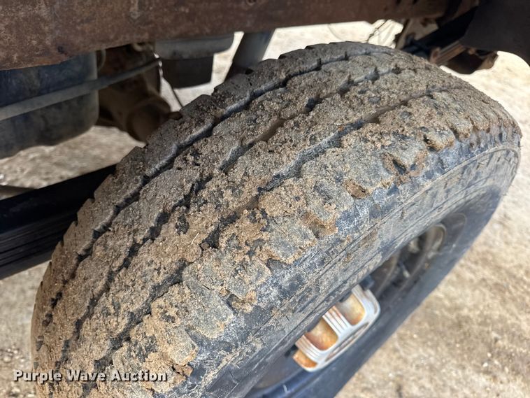 image for item DW6724 2005 GMC Sierra 2500HD utility bed pickup truck