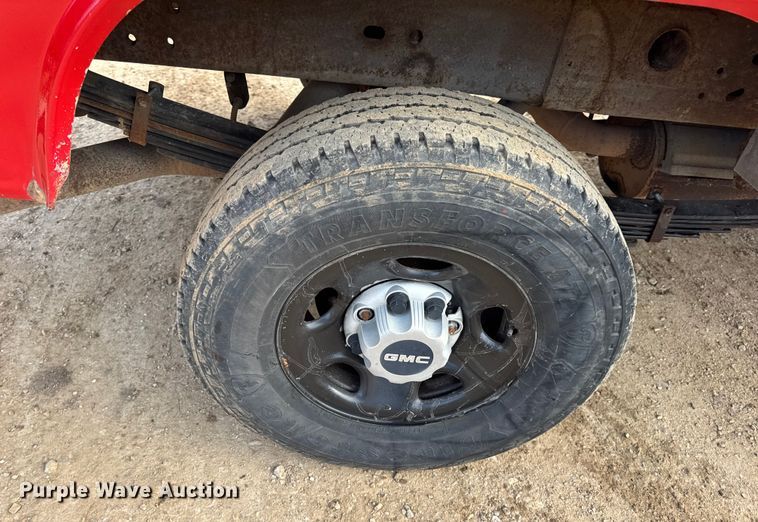 image for item DW6724 2005 GMC Sierra 2500HD utility bed pickup truck