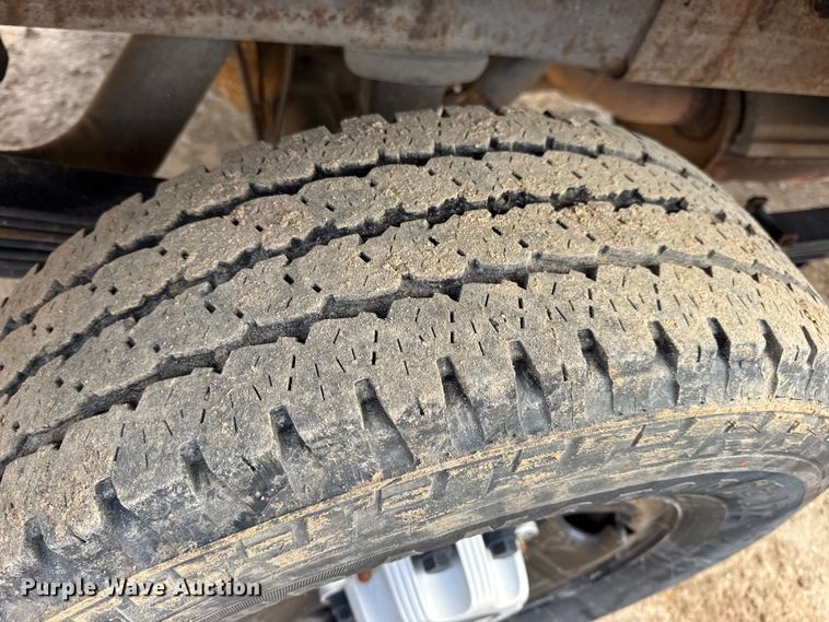 image for item DW6724 2005 GMC Sierra 2500HD utility bed pickup truck