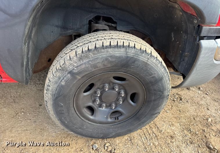 image for item DW6724 2005 GMC Sierra 2500HD utility bed pickup truck